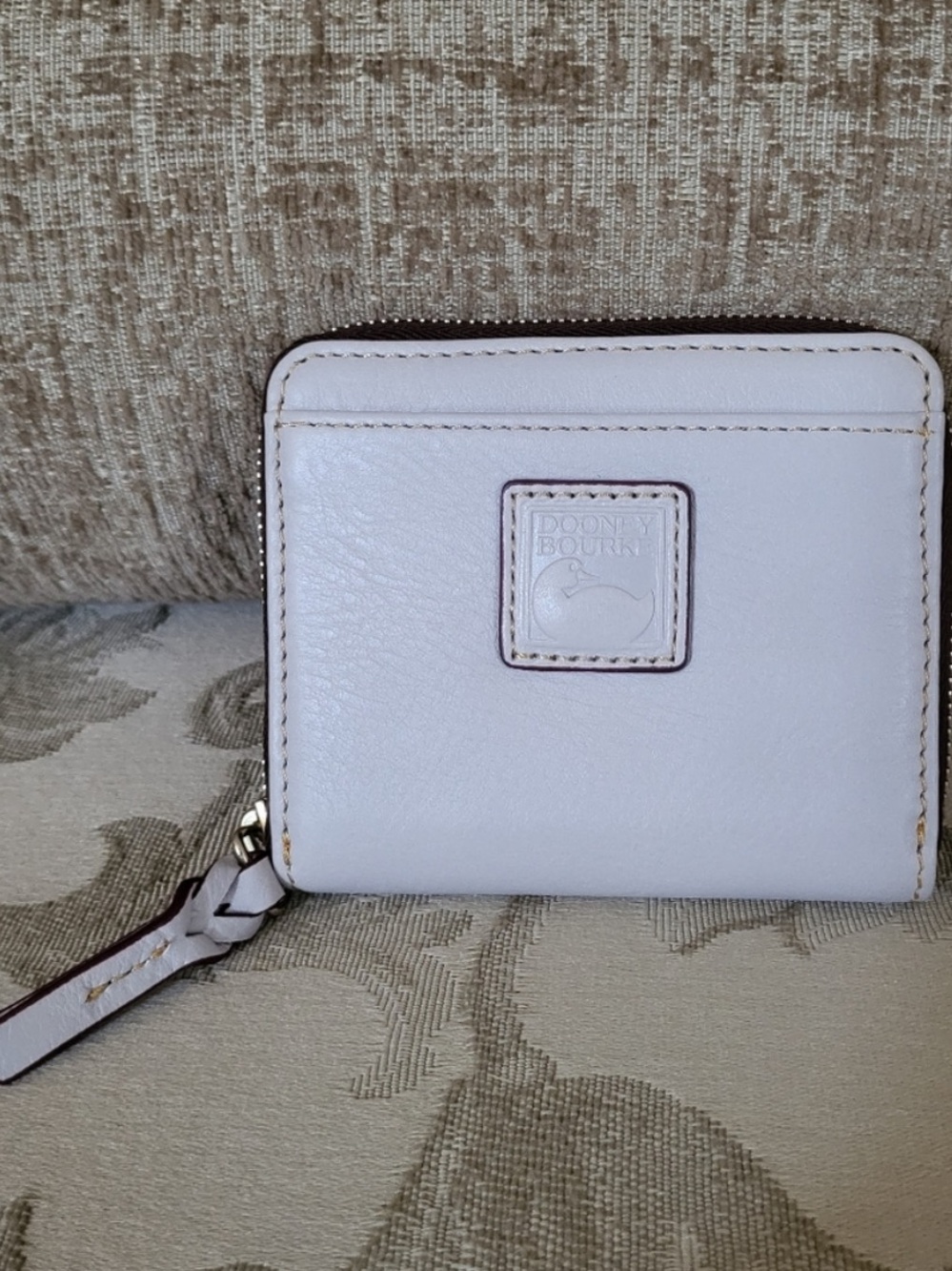 Dooney & Bourke White Ecru Florentine Leather Medium Zip Around Wallet EUC